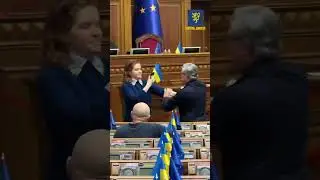 Безугла заблокувала трибуну Ради, почалися сутички