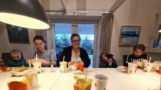 Familien kommer og besøger os i sommerhuset med Mc Donalds mad 🏡🌊😀