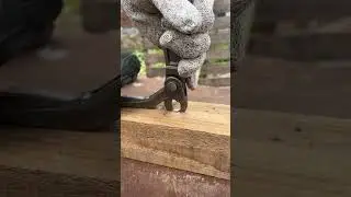It's so simple! This smart tool can easily remove nails embedded in wood!