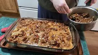 Carmel Pecan Praline Poke Cake &sup3;