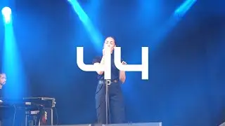Jorja Smith Performs 'Blue Lights' @ Wireless Festival 2016
