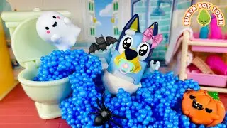 Baby Bluey Blocks the Toilet on Halloween! 🎃🚽 | Pretend Play Bluey Toys