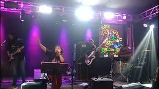 FUDGĪNAZ cover Nena's 99 RED BALLOONS @The70sbistroOfficial  12.27.25