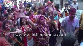 Dhak percussive rhythm makes Bengali women dance - Fun goodbye to Durga