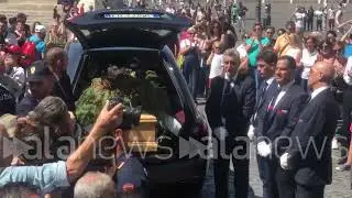 Funerali Michela Murgia, oltre cinque minuti di applausi all'arrivo del feretro