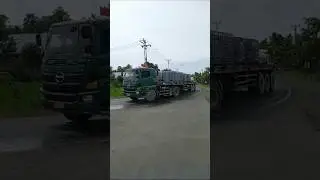 Truck Moving Muatan Berat Melintasi