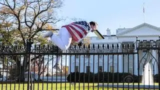 Another jumper scales White House fence
