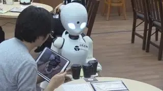 OriHime-D, un robot-camarero manejado a distancia por un discapacitado