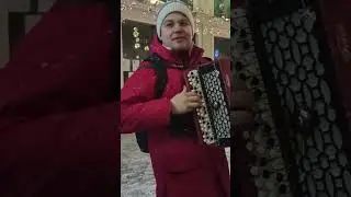Баянист с женой помогли бабушке и вся улица запела! Эмоции не передать!