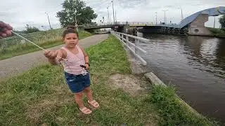 Leeuwarden snoek/baars vissen mijn dochter vist mij er weer uit, ZO TROTS!!
