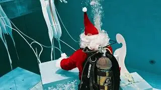 Babbo Natale sfida gli abissi: immersione record nella piscina pi&ugrave; profonda del mondo