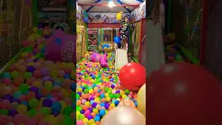 Lempar bebek kuning pakai balon di atas perosotan putih dan ada kambing lompat pink kebalik lucu