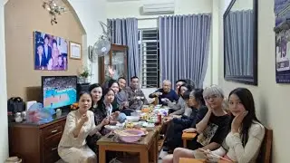 Giỗ bà nội của 4 chị em quây quần cùng bố mẹ làm mâm cơm cúng.