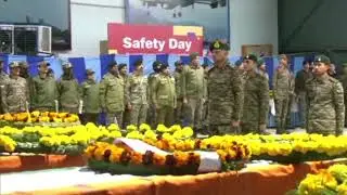 Lt Gen PK Mishra, GOC White Knight Corps, laid a wreath and paid tribute to the 10 Army jawans