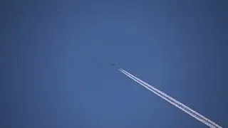 Aereo ripreso i mentre sta irrorando ed  improvvisamente smette di irrorare 31 dicembre 2013
