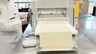 KEMPLEX Dough Brake / Sheeter / with dough sheet on the conveyor belt