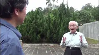 抗日老兵在孙立人将军墓前