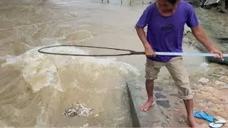 Survival Skills:Smart Ideas Fishing Skills In Flood Season catching Lots of fish#fishing 