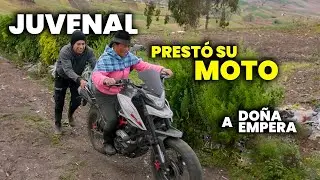 Le enseñó a manejar la moto a su madre (casi se cae)