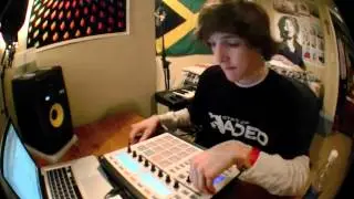 Felly drops rhymes on a Blues/Soul Beat (Live on Maschine)