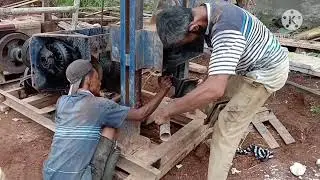 Merakit  mesin sumur bor minyak tradisional