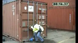 Container lock, how to put on (www.sweloxx.com)