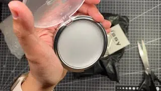 A quick unboxing and first impressions of the Issy mattifying gel powder