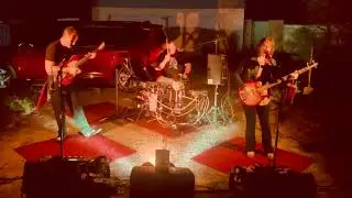 'Wait It Out' by The Staylyns, Live on The Kraft House Driveway - 12.27.2025