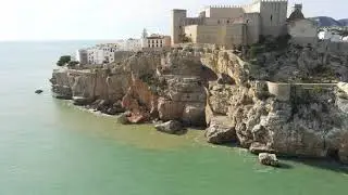 Rocas desprendidas en el acantilado de Peñíscola a vista de pájaro