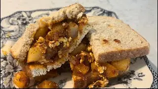 Сэндвич с картофелем, яйцом и говяжьей колбасой чоризо
