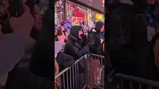 LE SSERAFIM на Таймс-сквер в канун Нового года 2026