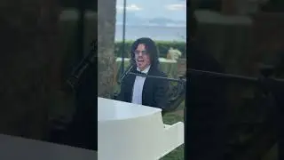Piano and voice for an intimate atmosphere