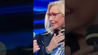 Gianni Morandi , Mara Venier bacio in diretta Sanremo 2022.