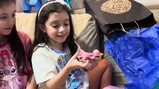 Abrindo os presentes de aniversário da Manu