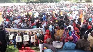 HUZUNI MIILI YA WATU 4 WA FAMILIA MOJA IKIZIKWA ARUSHA, BABA NA WANAFUNZI WAONGEA KWA UCHUNGU