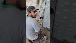 ajudante filma o trabalho errado do pedreiro
