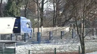 Popołudnie we wiosce w zimowy klimat, ruch i plany na ferie