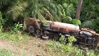 Detik detik truck tengki tidak mamapu menanjak, akhirnya masuk ke jurang di tanjakan aek nauli