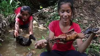 Survival Skills: Catch and Cook Duck for Food - Grilled Duck for Eating Delicious #66