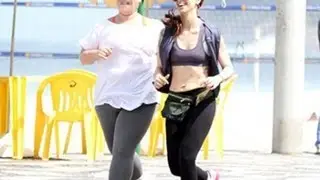 Mel Lisboa se exercita com amiga em orla carioca