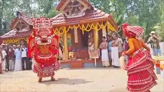 തെക്കൻ കരിയാത്തൻ തെയ്യം ചെയ്യുന്നത് കാണൂ #കൈക്കോളൻ #theyyamkannur #mathamangalam #viralvideo 