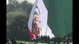 Conmemoran Día de la Bandera pero... la izan al revés