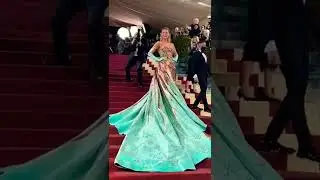Blake Lively as a portait #blakelively #ryanreynolds #versace #metgala #metgala2022