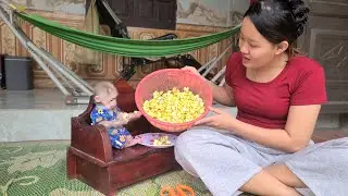 Baby Monkey Tini eats popcorn for the first time