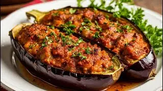 Ein zartes und duftendes Auberginengericht – eine Dekoration für den Tisch!