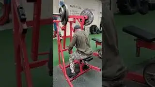 And Squeeze.... Every Rep 🔥 #subscribetomychannel #gym #personaltrainer #thickback #shortvideo