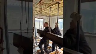 They lifted this beam with just ROPE (@projektdetlillehus)