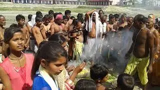 Karik baba puja  me bagh  dete huwe. BHADWAS