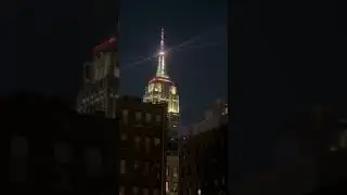 Empire State Building Christmas Dancing Lights 🌃#newyorkcity #empirestatebuilding #dancinglights