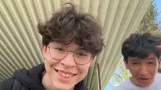 Estamos en la escuela grabando un video 